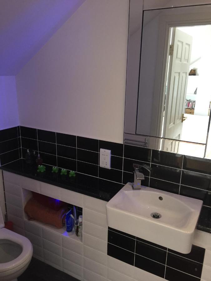 Spacious, Modern 3 Bedroom Luxury Flat In Centre Location 브로티페리 외부 사진