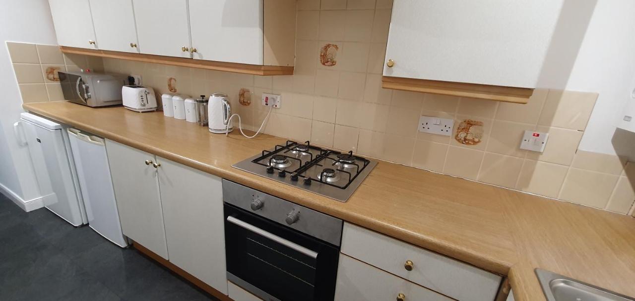 Spacious, Modern 3 Bedroom Luxury Flat In Centre Location 브로티페리 외부 사진