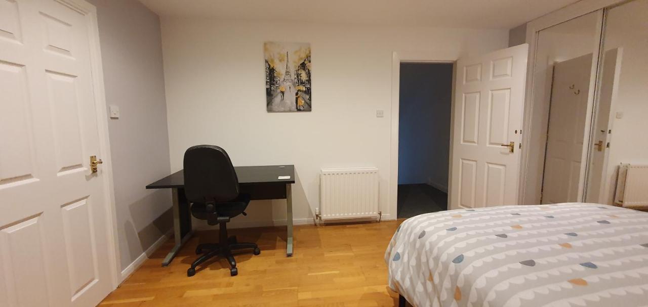 Spacious, Modern 3 Bedroom Luxury Flat In Centre Location 브로티페리 외부 사진