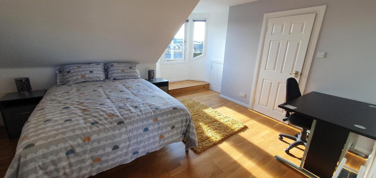 Spacious, Modern 3 Bedroom Luxury Flat In Centre Location 브로티페리 외부 사진