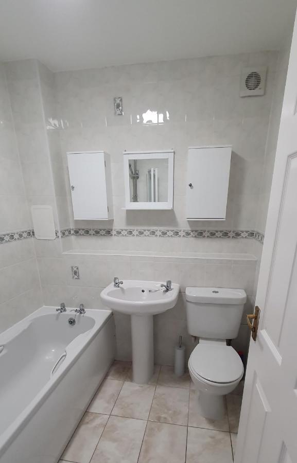 Spacious, Modern 3 Bedroom Luxury Flat In Centre Location 브로티페리 외부 사진