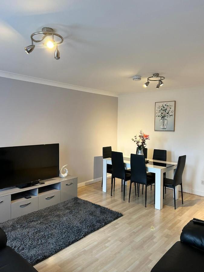 Spacious, Modern 3 Bedroom Luxury Flat In Centre Location 브로티페리 외부 사진